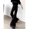 Calça preta masculina exclusiva com lantejoulas de glitter fino, com caimento elegante e de alta qualidade, perna reta, levemente aberta, estilo alfaiataria.