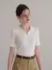 Camiseta de tricô branca com gola polo estilo francês de manga curta para mulheres, top elegante para o trajeto de verão, corte justo, ombro normal, leve