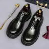 Nuevos zapatos de cuero para hombre, con empeine de piel de vaca de primera capa con diseño estampado, adecuados para uso de negocios y casual, de estilo británico y con una suela gruesa y cómoda