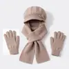 Conjunto de tres piezas para mujeres de mediana edad y mayores: gorro de punto grueso y cálido de otoño e invierno, gorra de béisbol de pelo de conejo, bufanda y guantes