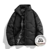A nova jaqueta de plumas masculina Enbu com gola alta para outono e inverno é adequada para uso casual ao ar livre, versátil, espessa, quente e moderna, sendo um agasalho masculino da moda.