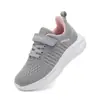 Tenis para niños transfronterizos para niños suela blanda negro cómodos transpirables ligeros superficie de malla tejida al vuelo nuevo para las cuatro estaciones zapatos casuales