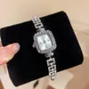 Pulseira de Relógio Redonda com Flor de Strass Super Brilhante para Mulheres, Pulseira com Toque de Luxo Leve, Tendência de Personalidade, Joia de Mão Versátil e Exquisita