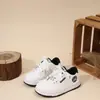 Zapatillas Deportivas Infantiles 2026 Primavera Nuevo Estilo Tenis Casuales para Niños Modernos Versátiles Zapatillas Suaves para Niñas Zapatos de Entrenamiento Alemanes Gato Jingle