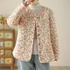 Foto real de una chaqueta acolchada de algodón ajustada, corte slim para mujer, una capa interior fina y cálida de algodón para usar en invierno