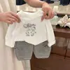 Conjunto casual feminino de duas peças estilo delicado: top com laço tridimensional e calça casual listrada de perna larga roupa infantil