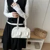 El popular bolso de mano retro cuadrado pequeño de este año para mujer es el nuevo modelo de verano 2026, un bolso de hombro de color liso texturizado adecuado para ir al trabajo y como bolso de axila.