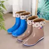 Botas de lluvia planas de caña media para mujer Botas cortas de moda de verano forradas de polar para mujer Botas de lluvia antideslizantes para mujer Zapatos impermeables para mujer
