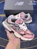 Zapatos Putian Nb9060 Serie Pezuña de Elefante Bebé Original Puro Zapatos Deportivos y Casuales Retro para Hombre y Mujer Color Rosa