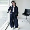Conjunto de mezclilla para niñas, colección de otoño 2026, estilo nuevo para niñas mayores, con una chaqueta tipo dos piezas y pantalones casuales de pierna ancha para primavera y otoño