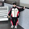 Traje de Rayas Bloque de Color para Niños de Primavera y Otoño, Conjunto Deportivo de Dos Piezas Elegante y Fresco Estilo Coreano para Niños Pequeños