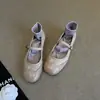Sapatos rasos femininos estilo francês em pele de ovelha super macia, modelo novo 2026, adequados para combinar com saias, sapatilhas Mary Jane vintage com entalhes