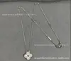 Collar de cuatro hojas de oro V de alta gama para mujer, diseño de nicho, cadena para la clavícula de flor de nácar y ágata roja de lujo ligero, venta al por mayor desde el fabricante