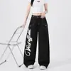 Jeans de mezclilla estilo high street americano con estampado de alas graffiti y costuras visibles, corte holgado para hombre, pantalones de pierna ancha de diseño único para trabajo