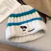 Gorro de Lana a Rayas Estilo Coreano para Mujer Otoño/Invierno Tejido Adelgazante para la Cara Circunferencia de Cabeza Grande Cálido y Versátil Bordado de Perro Pequeño