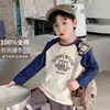 [Liquidação] Blusa Versátil para Meninos Primavera 2026 Camiseta de Algodão Puro com Manga Longa, Estampa de Letras e Mangas Raglan Coloridas Tendência
