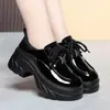 Mocasines negros de plataforma de moda estilo coreano para mujer, diseñados para añadir altura, zapatos casuales con cordones, versátiles para el uso diario, zapatos de plataforma para mujer