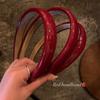 Se muestra una banda para el cabello de cuero de PU rojo súper tierno retro blanco para mujer, banda para el cabello para lavarse la cara, horquilla de estilo extranjero de alta gama, accesorios para el cabello, tocado