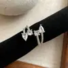 Anel Geométrico Criativo e de Alto Padrão Cravejado com Diamantes para Mulheres, Zircônia Redonda Brilhante como Diamante Anel Exquisito e Fashionável para o Dedo Indicador