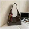 Bolsa Tote de Couro Oleado Retrô de Grande Capacidade para Mulheres 2026 Novo Estilo Bolsa de Ombro/Axila com Rebites Bolsa de Mão Versátil para o Dia a Dia