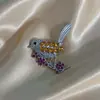 Broche Pássaro Pegas Japonês de Alta Qualidade Fofo Anti-Exposição Personalidade Sofisticada Terno Colorido Broche Pin Acessório