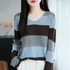 Novo Suéter com Bloqueio de Cores e Decote em V para Mulheres, Camisa Base Tricotada, Estilo Francês, Outono/Inverno 2025, Listrado, Estilo Preguiçoso, Caimento Solto