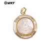Wt-Jp468 Colgante Exquisito Estilo Religioso Concha Blanca Natural Paloma de la Paz Cruz Grabada Chapado en Oro de 18 Quilates