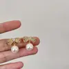 Estilo Niche Exquisito con un Toque de Alta Gama, Pendientes de Estilo Minimalista Fresco para Mujer, Pequeños y Simples, Modernos Tachuelas de Perla con Lazo Hueco