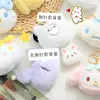 Lindo broche de gato KT Muñeca de dibujos animados Muñeca de peluche Muñeca de perro Yugui Muñeca para niños Accesorios de máquina de muñecas Regalo de actividad