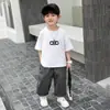 Conjunto de Verão para Meninos com Manga Curta e Calça Longa 2026 Nova Moda Estilosa Roupas Infantis Conjunto de Duas Peças Tendência para Meninos