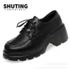 Sapatos Femininos Shu Ting 2023 Novo Estilo Aumento de Altura Salto Alto Estilo Britânico Sapatos Pequenos de Couro Versátil Solado Macio Salto Bloco Solado Grosso Mocassins para Mulheres