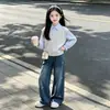 Diseño elegante y moderno estilo universitario, con un look de dos piezas falso que incluye una sudadera con cuello y pantalones de pierna ancha, un nuevo conjunto casual de dos piezas para niñas, perfecto para primavera y otoño