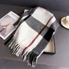 Bufanda Chal Versátil de Lujo Artístico Imitación Cachemir Otoño/Invierno Código Protección contra el Frío Cálido para Viajar con Estilo Bufanda de Cuadros con Borlas