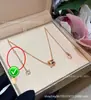 Bao Ge Jia Cadena para Clavícula Mini Collar de Diamantes con Borde Cero Resortes Artesanía de Precisión CNC Nuevo Festival Qixi Chapado Grueso en Oro de 18 Quilates e Incrustado con Diamantes