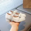 Zapatos de tacón alto pequeños de cuero elegantes para niñas 2026 verano y otoño nueva moda zapatos Mary Jane de tacón grueso poco profundos con pedrería