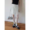 Saia Branca com Bolinhas Estilo Coreano para Mulheres Baixas, Novo Modelo Primavera 2026, Cintura Alta, Redutora de Idade, Saia Curta Bodycon com Bordas Franzidas