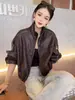 Jaqueta de couro com gola alta, cool e estilosa, para mulheres, novo modelo outono 2026, versátil, afina a silhueta, jaqueta biker com zíper da moda