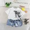 Conjunto de Verão para Meninos 2026 Novo Estilo Roupas Infantis Verão Tendência Bebê Inglês Manga Curta Conjunto de Duas Peças Atacado