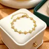 Pulsera de Cadena Minimalista Estilo Dongdaemun de Acero de Titanio Completo con Flor de Cuatro Hojas Hueca para Mujer, Pulsera de Amistad Vintage de Celebridad de Internet