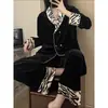 Pijama de terciopelo dorado con estampado de leopardo para mujer, lujo de alta gama, nuevo estilo primavera y otoño 2025, engrosado, moderno, adecuado para usar en exteriores, conjunto para el hogar