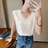 Top de tirantes texturizado tipo seda para primavera-verano, con caída, cuello en V y diseño sin mangas, confeccionado con una tela nicho adelgazante y elegante.