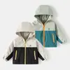 Chaqueta de Doble Capa para Niños 2026 Primavera y Otoño Nueva Chaqueta Cortavientos Infantil para Niños Mayores con Cremallera y Capucha en Bloques de Color
