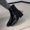 Primeiro Encontro com as Botas Femininas de Moda Estilo Britânico, Bico Quadrado, Pequenas, com Zíper Atrás e Salto Baixo Robusto para o Dia a Dia e Uso Versátil