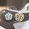 Atacado estilo pequeno perfumado 5 palavras Botão oco de metal com strass de pérola Fivela decorativa para casaco de caxemira jaqueta de tweed