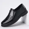 Nuevo modelo de zapatos casuales slip-on para hombre de piel de vaca de capa superior, estilo primavera y otoño, nuevos zapatos casuales de negocios británicos para hombre