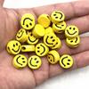 Cadena para teléfono móvil hecha a mano con cuentas de un solo lado, redonda, de color amarillo metálico y plateado, con forma de cara sonriente y un agujero grande.