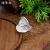 Anillo elástico con forma de pétalo blanco mate irregular para mujer, de alta gama, simple, con diseño de flor blanca, para cruzar fronteras