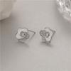 Pendientes pequeños, fragantes, de alta gama, ligeros, de lujo, con perlas y camelia, estilo coreano, populares en Internet, elegantes, para mujer, pequeños y sencillos.
