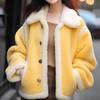 Casaco de Lã de Cordeiro Amarelo Cremoso de Alta Qualidade e Super Estiloso para Mulheres, Novo Modelo Outono/Inverno 2026, Top Luxuoso Fofo