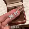 Uma coleção de brincos fofos de bolinhas em estilo coreano, apresentando designs geométricos únicos e brincos versáteis e fáceis de combinar para mulheres
